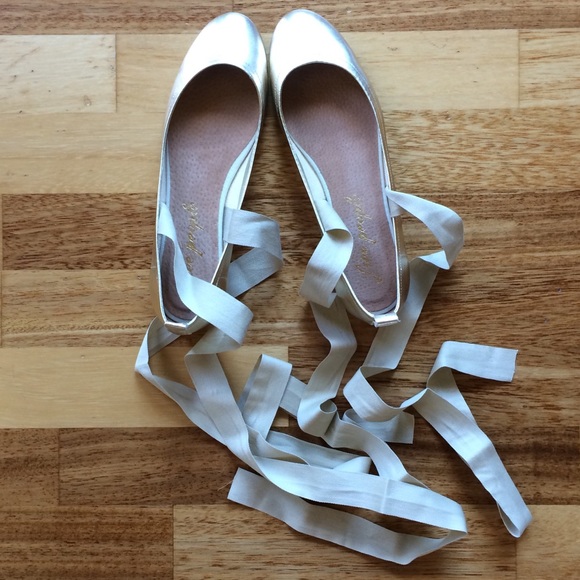 🍃💕NIB Free People Gold Leather Wrap Ballet Flat - Picture 2 of 8